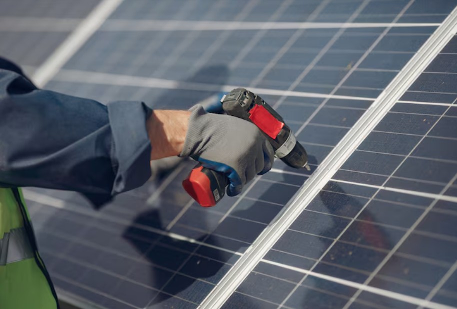 Cómo instalar un kit solar aislado paso a paso: paneles, regulador, inversor y protecciones