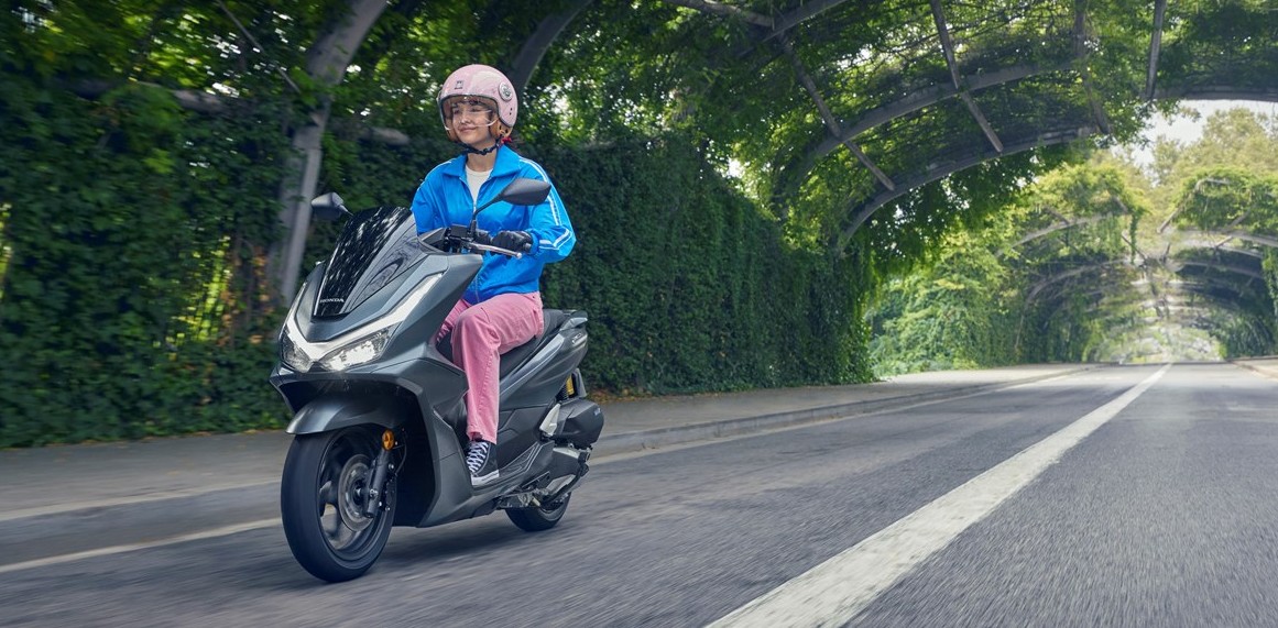 Cómo limpiar y proteger la Honda PCX 125 tras lluvia y polvo urbano sin dañar los plásticos