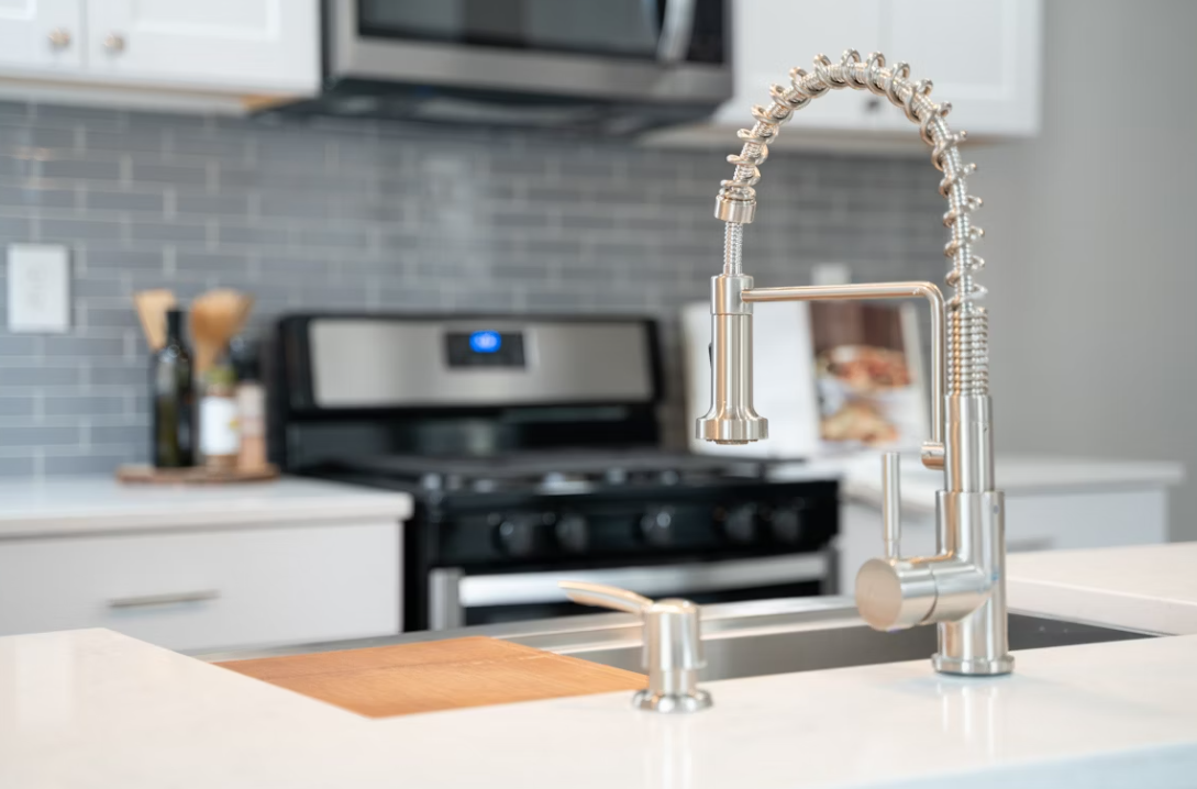 Método sencillo para destapar tuberías lentas sin químicos agresivos