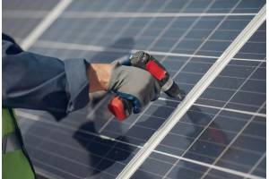 Cómo instalar un kit solar aislado paso a paso: paneles, regulador, inversor y protecciones