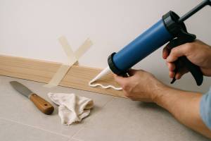 Cómo reparar rodapiés despegados sin obra