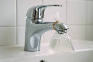 Truco fácil para quitar restos de cal en grifos sin frotar